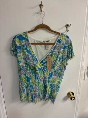 NWT Ami Floral V-Neck Top in Blue, Green, Lavender Floral Designs Sz L